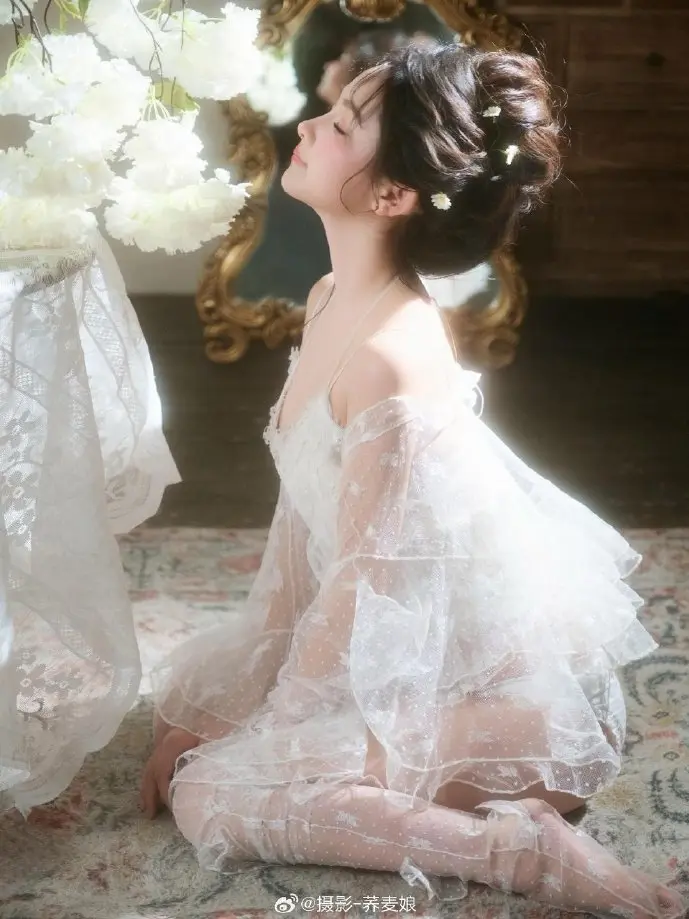 醉酒女性使用手机示意图